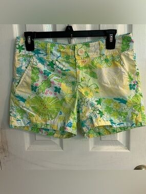 Lilly Pulitzer Women's Shorts in the "Adelaide Gator" Patchwork Design Size 2